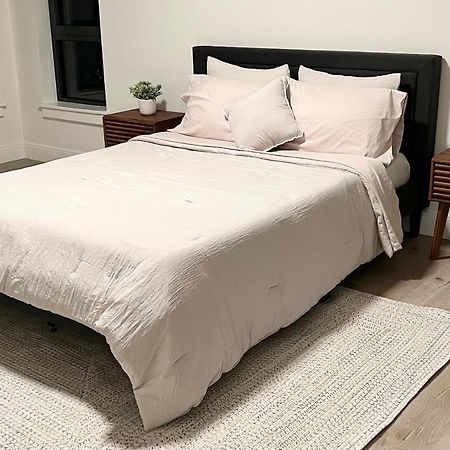 Modern 2 Bed Furnished Apartment In Квінсі Екстер'єр фото