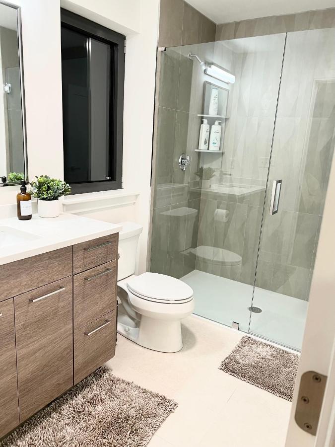 Modern 2 Bed Furnished Apartment In Квінсі Екстер'єр фото