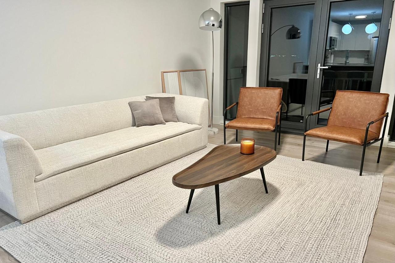 Modern 2 Bed Furnished Apartment In Квінсі Екстер'єр фото